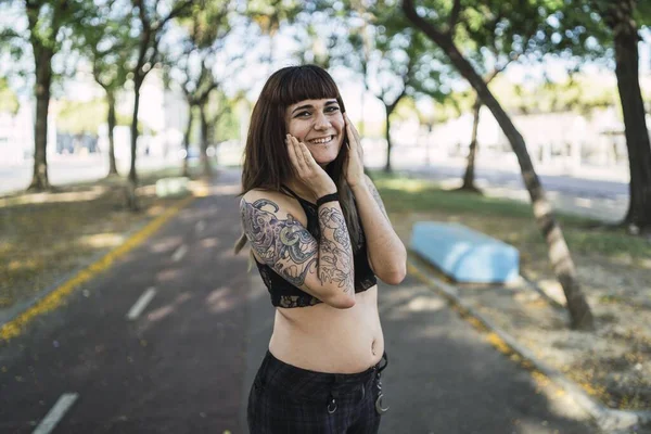 Μια Νεαρή Ελκυστική Καυκάσια Γυναίκα Τατουάζ Στέκεται Στο Πάρκο Και — Φωτογραφία Αρχείου