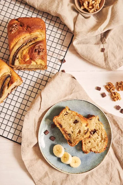 Una Toma Vertical Delicioso Pan Plátano Con Trozos Chocolate Nuez —  Fotos de Stock