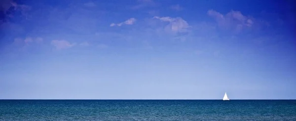 Navio Branco Navegando Mar Tranquilo Sob Céu Nublado — Fotografia de Stock