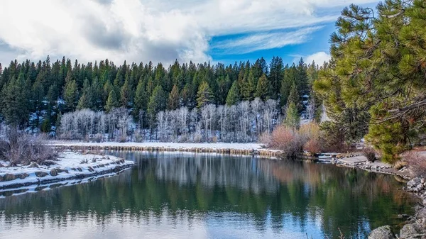 一张迷人的照片 是一座美丽的雪地岩石公园 环绕湖面 背景是一座山 — 图库照片