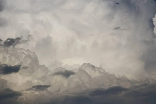 Sebuah Gambar Indah Dari Langit Biru Berawan Pada Siang Hari — Stok Foto