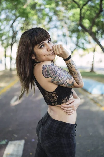 Una Giovane Attraente Femmina Caucasica Con Tatuaggi Piedi Nel Parco — Foto Stock