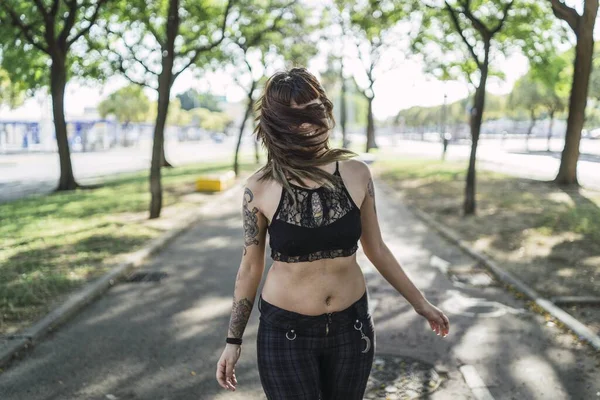 Una Joven Atractiva Mujer Caucásica Con Tatuajes Pie Parque Haciendo — Foto de Stock