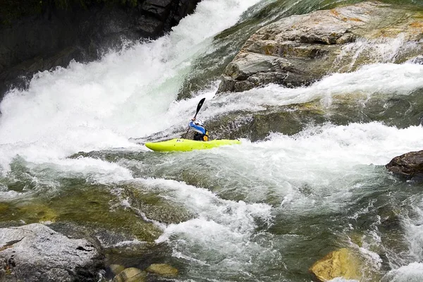 Una Persona Kayak Río Las Montañas — Foto de Stock