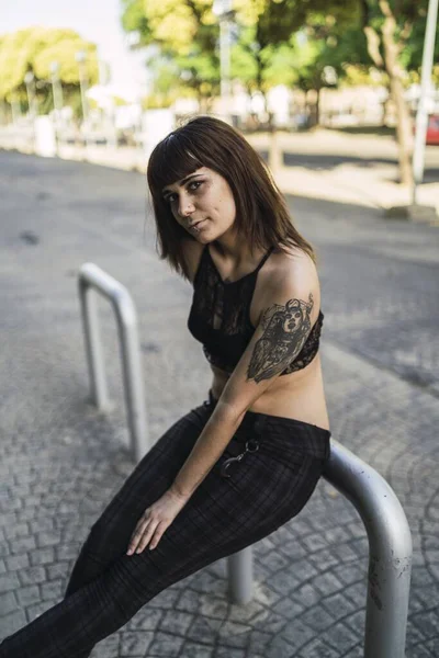 Una Joven Atractiva Mujer Caucásica Con Tatuajes Pie Parque —  Fotos de Stock