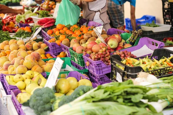 Selektywne Ujęcie Soczystych Owoców Warzyw Ekologicznych Rynku Ulicznym — Zdjęcie stockowe