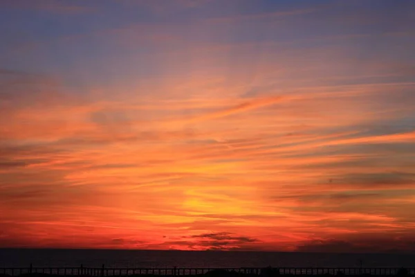 Красиві Пейзажі Червоного Горизонту Хмарне Небо Захоплене Під Час Заходу — стокове фото