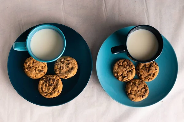 Eine Draufsicht Auf Zwei Blaue Becher Mit Milch Und Schokoladenkeksen — Stockfoto