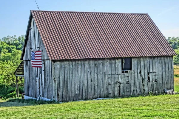 Egy Régi Pajta Közép Missouriban Amerikai Zászlóval Falon — Stock Fotó