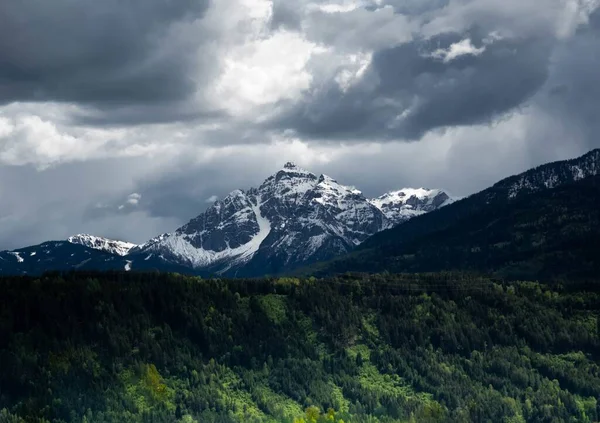 Beau Paysage Montagneux Avec Des Collines Rocheuses Couvertes Neige Sous — Photo