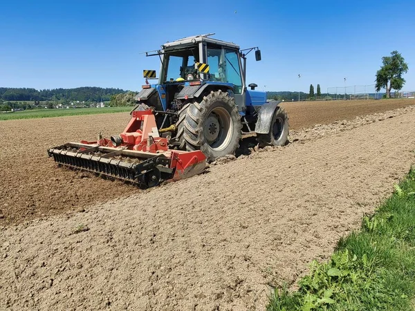 Wielki Traktor Stojący Środku Pola Uprawnego — Zdjęcie stockowe