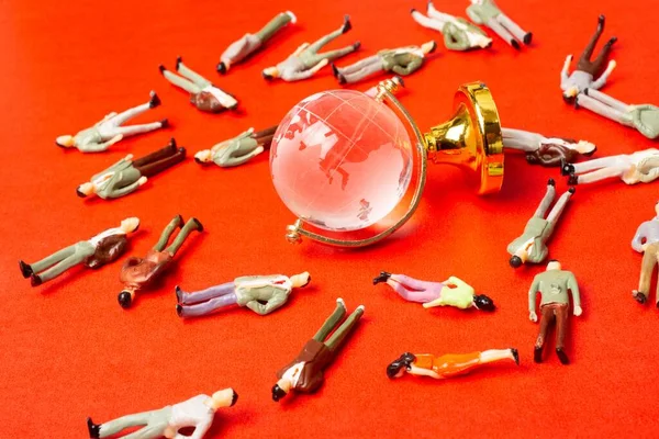 Egy Üveggömb Emberi Miniatűr Figurák Közelsége Piros Alapon Globális Karantén — Stock Fotó