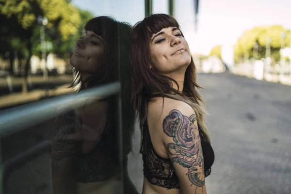 Young Attractive Caucasian Female Tattoos Standing Park Making Cute Face — Stock Photo, Image