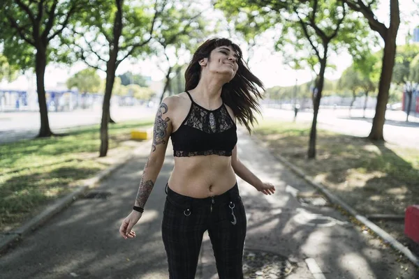 Una Joven Atractiva Mujer Caucásica Con Tatuajes Pie Parque Haciendo — Foto de Stock