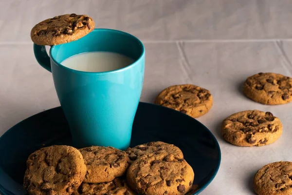 Selective Focus Shot Blue Cup Milk Chocolate Chip Cookies — Stock Photo, Image