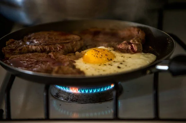 Närbild Bild Ett Ägg Och Biffar Spisen Matlagning För Lomito — Stockfoto