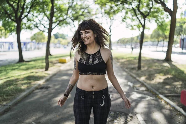 Una Joven Atractiva Mujer Caucásica Con Tatuajes Pie Parque Haciendo — Foto de Stock