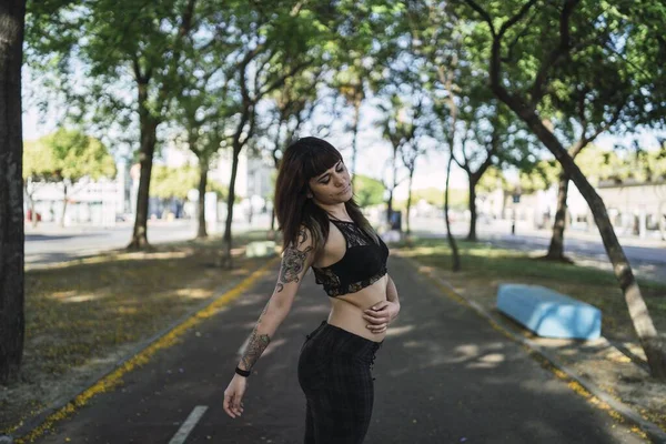 Una Joven Atractiva Mujer Caucásica Con Tatuajes Pie Parque Haciendo — Foto de Stock