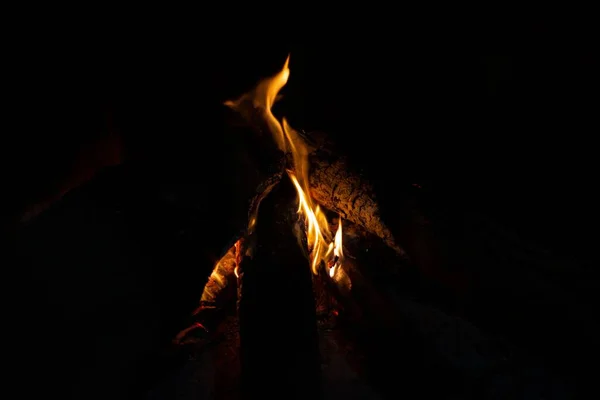 壁紙に最適 夜のキャンプファイヤーの水平ショット — ストック写真