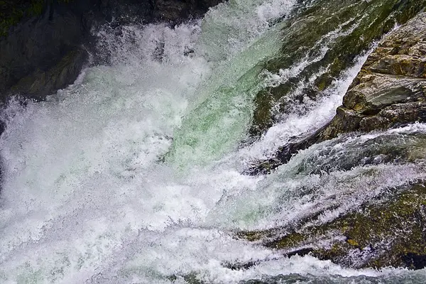 Cenário Bonito Uma Cachoeira Poderosa Cercada Por Formações Rochosas Uma — Fotografia de Stock