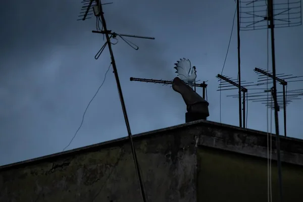 Telhado Edifício Residencial Com Algumas Antenas Nele — Fotografia de Stock