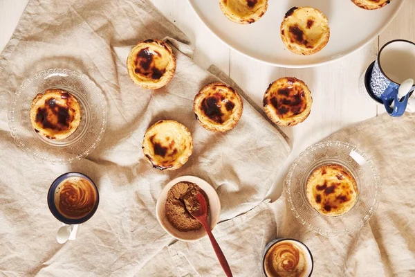 Uma Vista Superior Deliciosas Tortas Ovos Portuguesas Com Uma Xícara — Fotografia de Stock