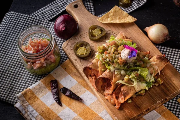 Egy Közelkép Nacho Csomagolásról Zöldséges Salátával — Stock Fotó