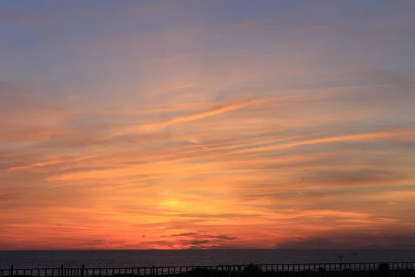 Vakker Landskap Den Røde Horisonten Skyet Himmel Fanget Solnedgangen – stockfoto