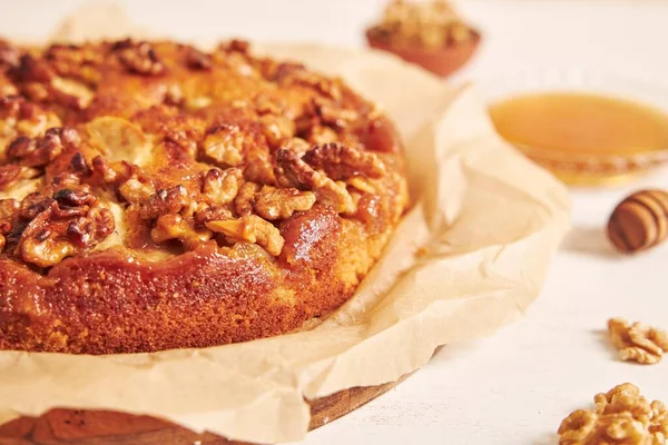 Gros Plan Délicieux Gâteau Aux Noix Pomme Avec Miel Entouré — Photo