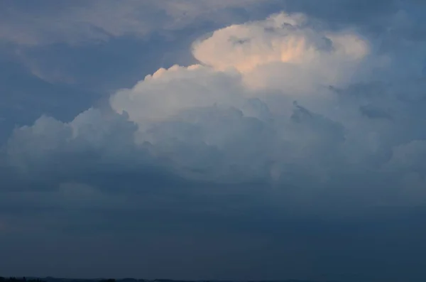 Sebuah Tembakan Closeup Dari Awan Suram Langit Sebelum Hujan — Stok Foto