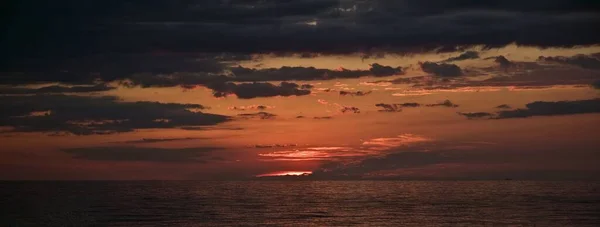 Hermoso Paisaje Del Cielo Del Atardecer Con Coloridas Formaciones Nubes — Foto de Stock