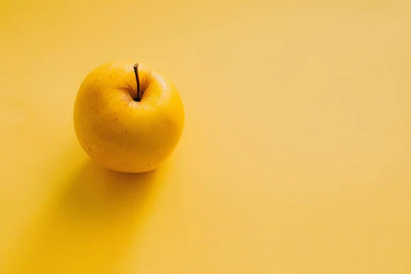 Tiro Alto Ângulo Uma Maçã Amarela Fundo Amarelo — Fotografia de Stock