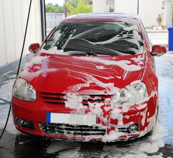 洗車場で石鹸で覆われた赤い車 — ストック写真