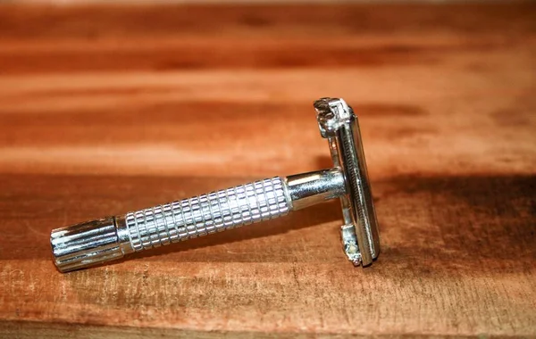 Closeup Shot Sliver Razor Placed Wooden Table — Stock Photo, Image