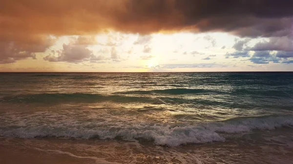 Une Vue Panoramique Des Vagues Océaniques Brisant Sur Littoral Par — Photo