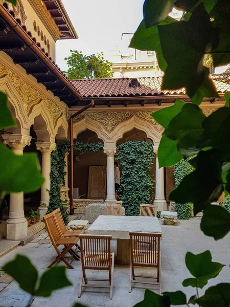 Mesa Con Las Sillas Dentro Del Patio Iglesia Monasterio Stavropoleos — Foto de Stock