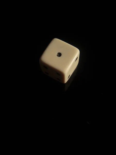 Вертикальный Кадр Белых Кубиков Показывающий Один Пип Изолированный Черном Фоне — стоковое фото
