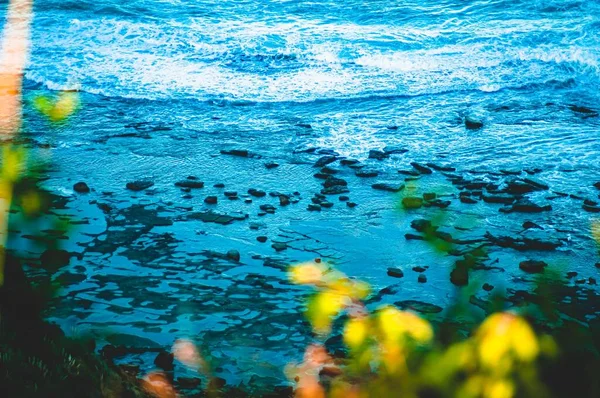 Красивый Крупным Планом Снимок Бурных Голубых Океанских Волн Вокруг Скального — стоковое фото