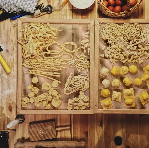 Tiro Ângulo Alto Diferentes Formas Macarrão Alguns Ingredientes Uma Mesa — Fotografia de Stock