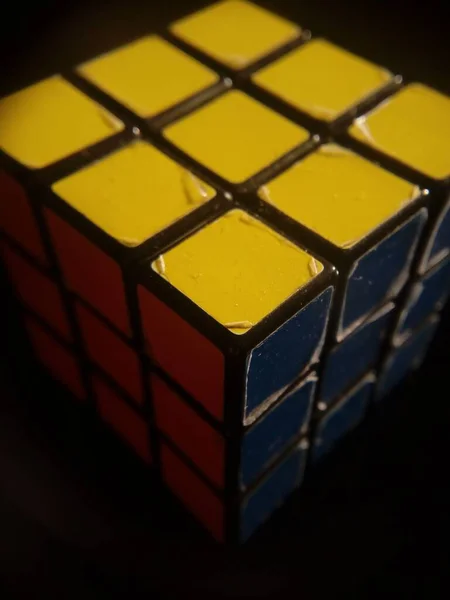 在黑色背景上隔离的Rubik立方体的垂直截图 — 图库照片