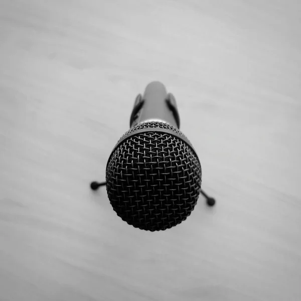 Tiro Escala Cinza Microfone Contra Chão Madeira Conceito Comunicação — Fotografia de Stock