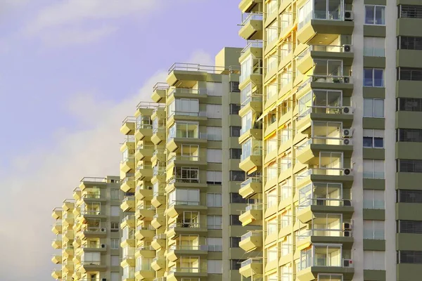 Los Edificios Residenciales Amarillos Bajo Luz Del Sol Cielo Nublado — Foto de Stock