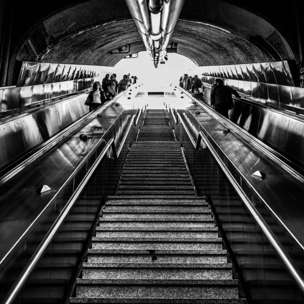 Tiro Escala Cinza Escadas Escadas Rolantes Subterrâneas Para Passageiros Metrô — Fotografia de Stock