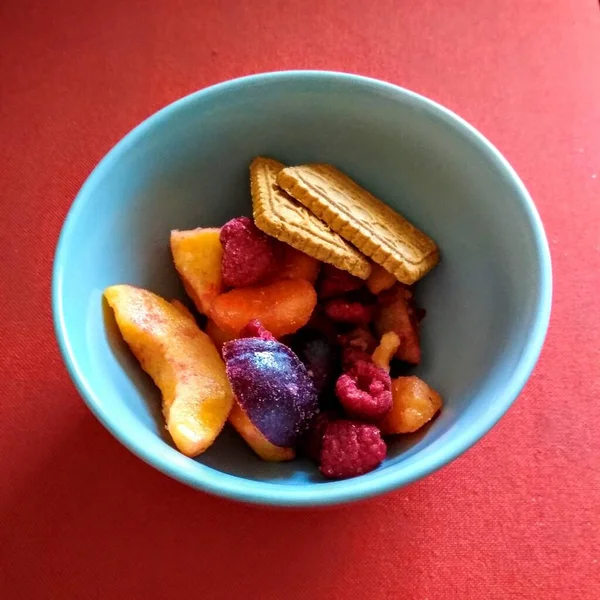 Unghi Mare Piersici Feliate Nectarine Biscuiți Fructe Pădure Într Castron — Fotografie, imagine de stoc