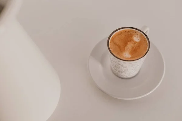 Eine Hochwinkelaufnahme Einer Weißen Tasse Cappuccino Auf Weißem Hintergrund — Stockfoto