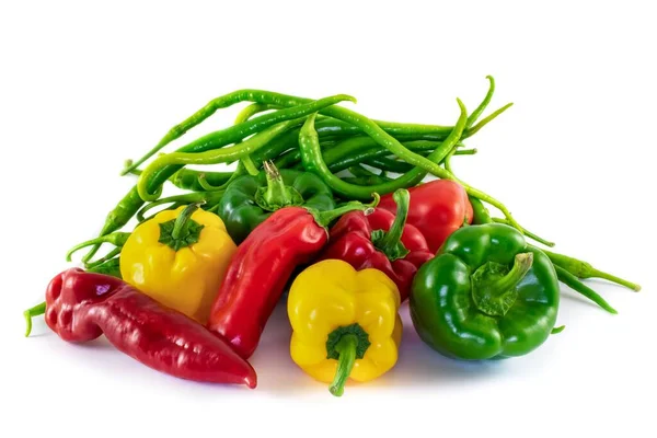 Några Färska Och Färgglada Paprika Och Gröna Perfekt För Bakgrund — Stockfoto