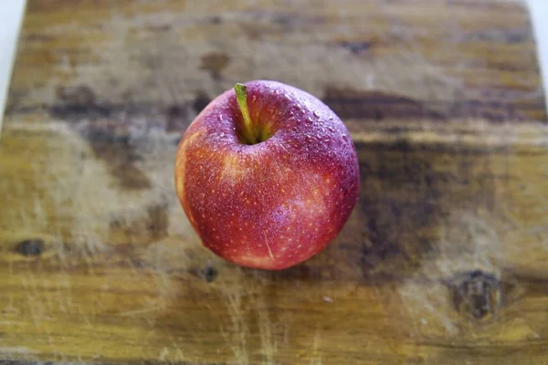 Primer Plano Una Manzana Roja Entera Una Tabla Cortar Madera —  Fotos de Stock