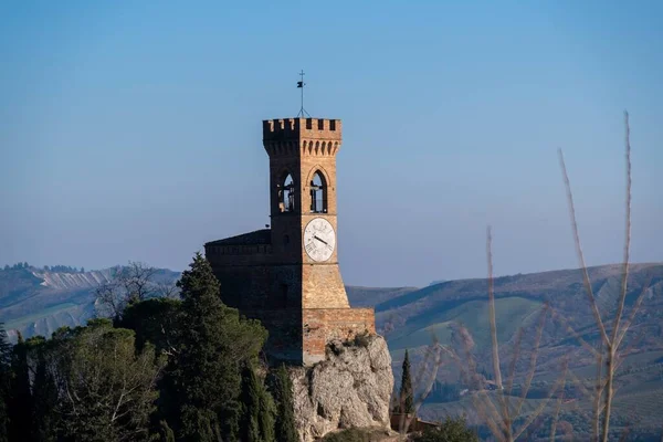 在意大利Brisighella的一个阳光灿烂的日子里拍摄到的宏伟的钟楼美景 — 图库照片