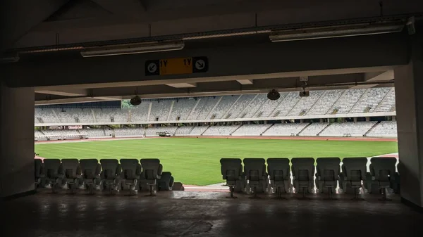 Een Leeg Stadion Met Weelderig Groen Gras Het Speelveld — Stockfoto