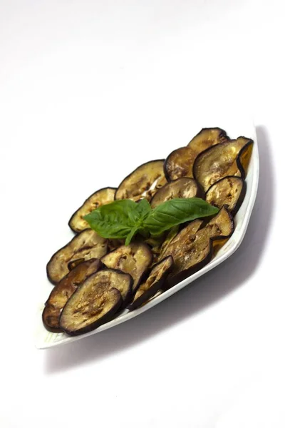 Närbild Skott Grillad Aubergine Vit Platta Isolerad Vit Bakgrund — Stockfoto